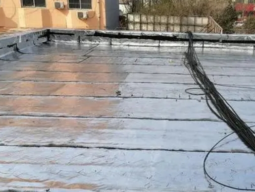 崇义卫生间漏水维修公司分享下崇义屋面楼顶防水刚性防水层施工要点。